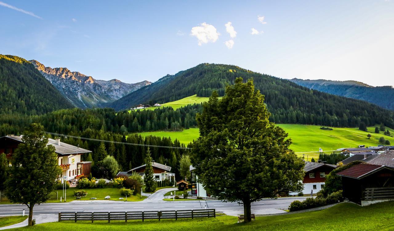 Panorama Hotel Cis - Bed And Breakfast Kartitsch Buitenkant foto